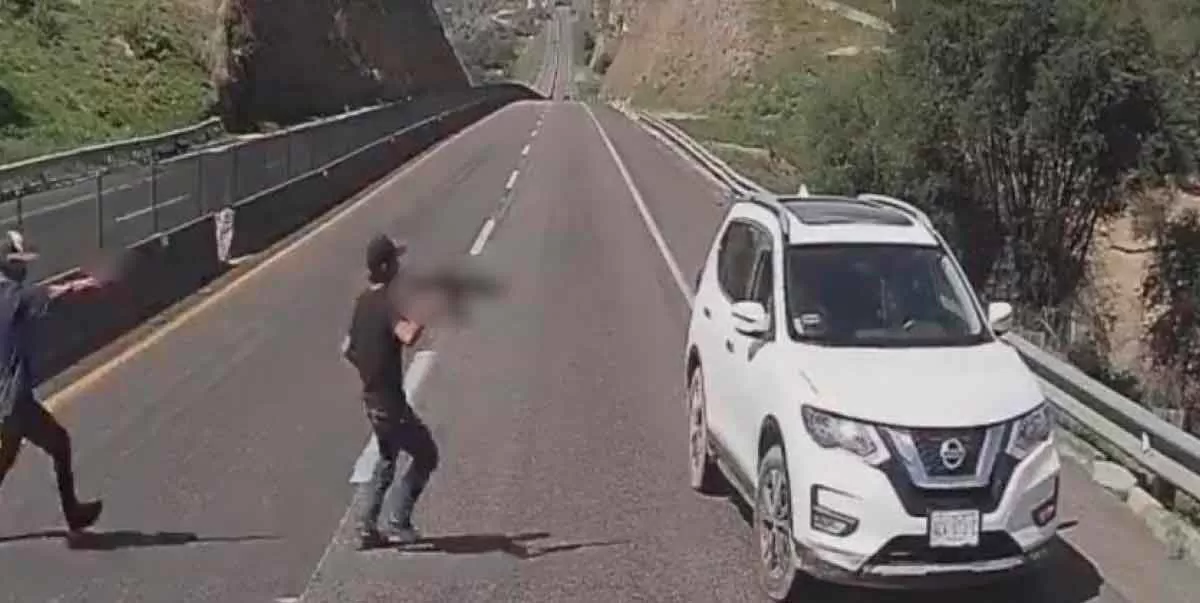 VIDEO. Con arm4as largas sujetos roban camioneta en la autopista de Jalisco