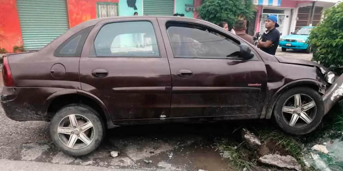 Coche y mototaxi tiraron poste de CFE tras impactarse en Xicotepec