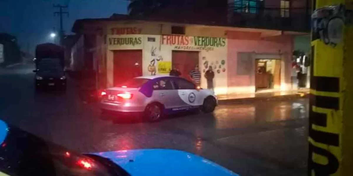 Comerciante de Xicotepec agredió a reportero, pero al ver a los policías huyó 