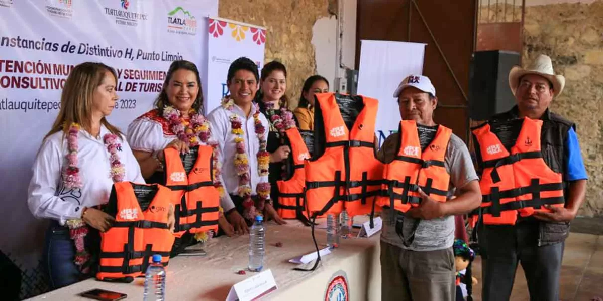 Entregan 94 chalecos a prestadores de servicio turísticos de Tlatlauquitepec