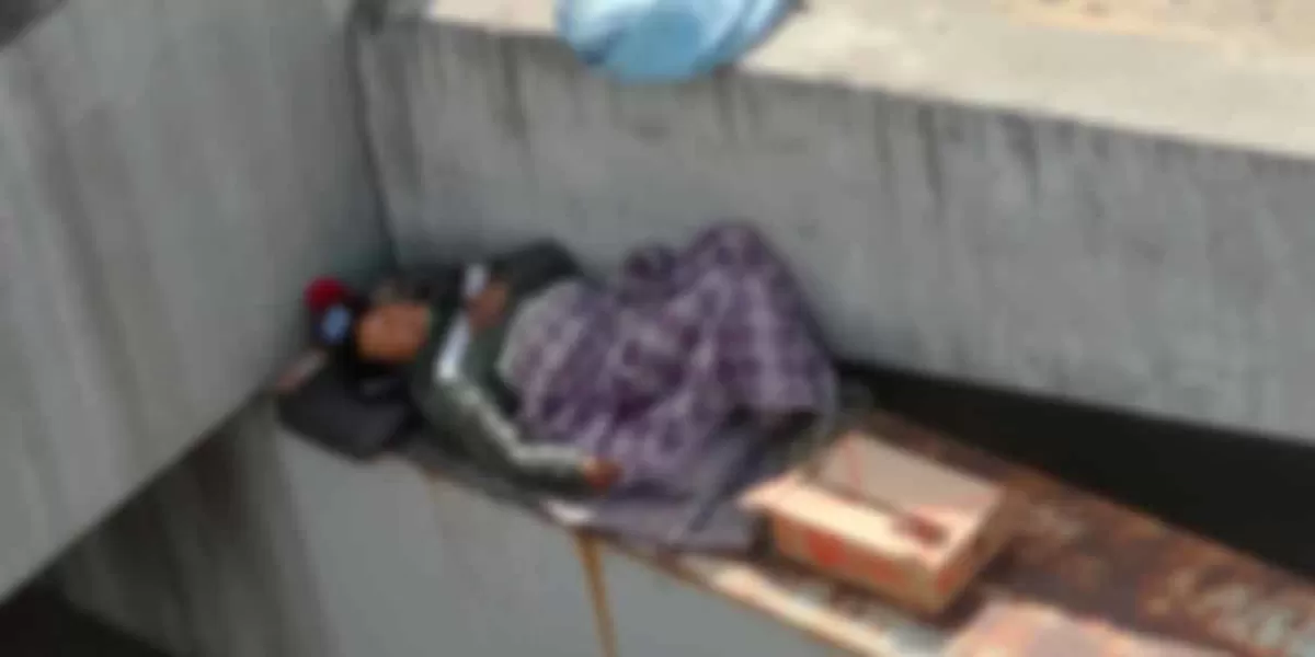 FOTOS. En Puebla, hombre se toma siesta a 10 metros de altura; se acostó en la trabe de un puente 