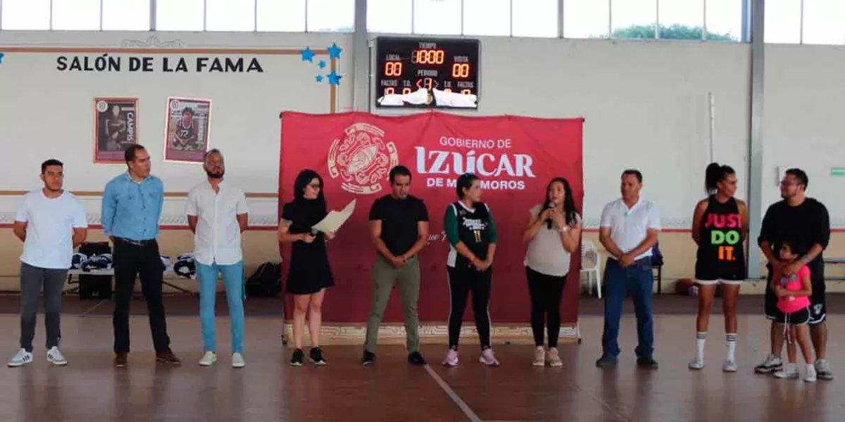 Con nuevo tablero digital arrancan torneos de básquetbol en el Polideportivo de Izúcar