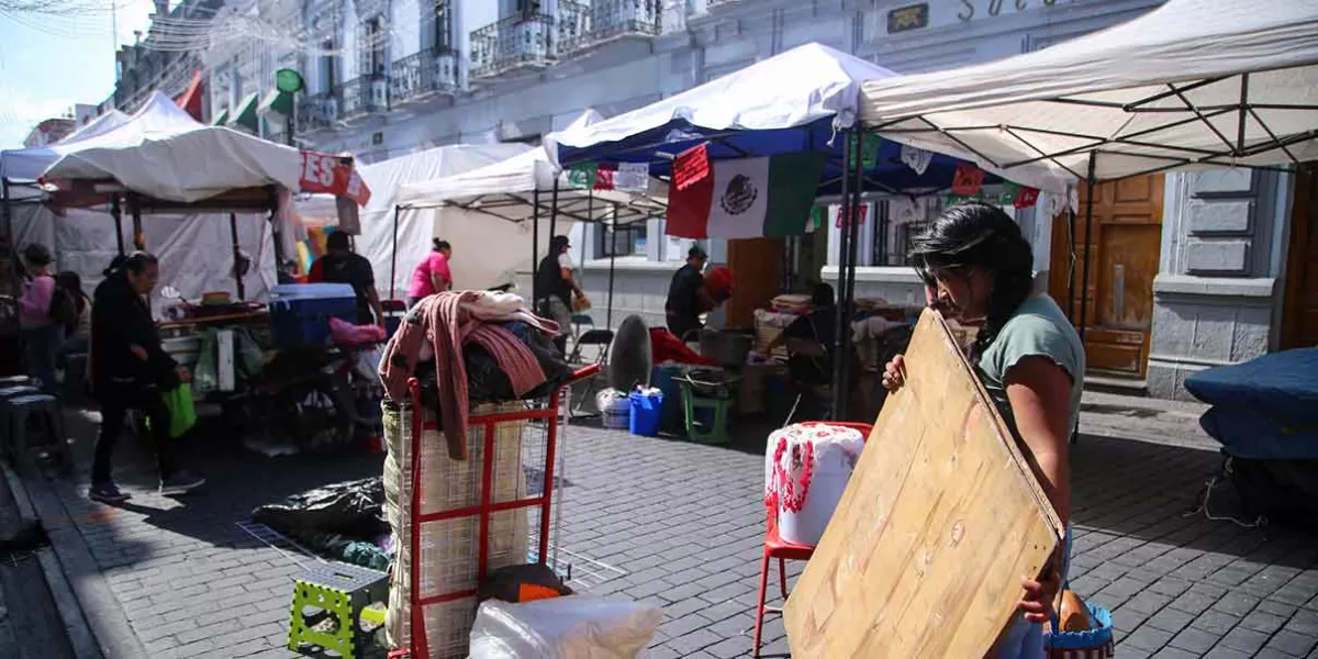 Escenarios y puestos de antojitos en el zócalo de Puebla para el Grito de Independencia