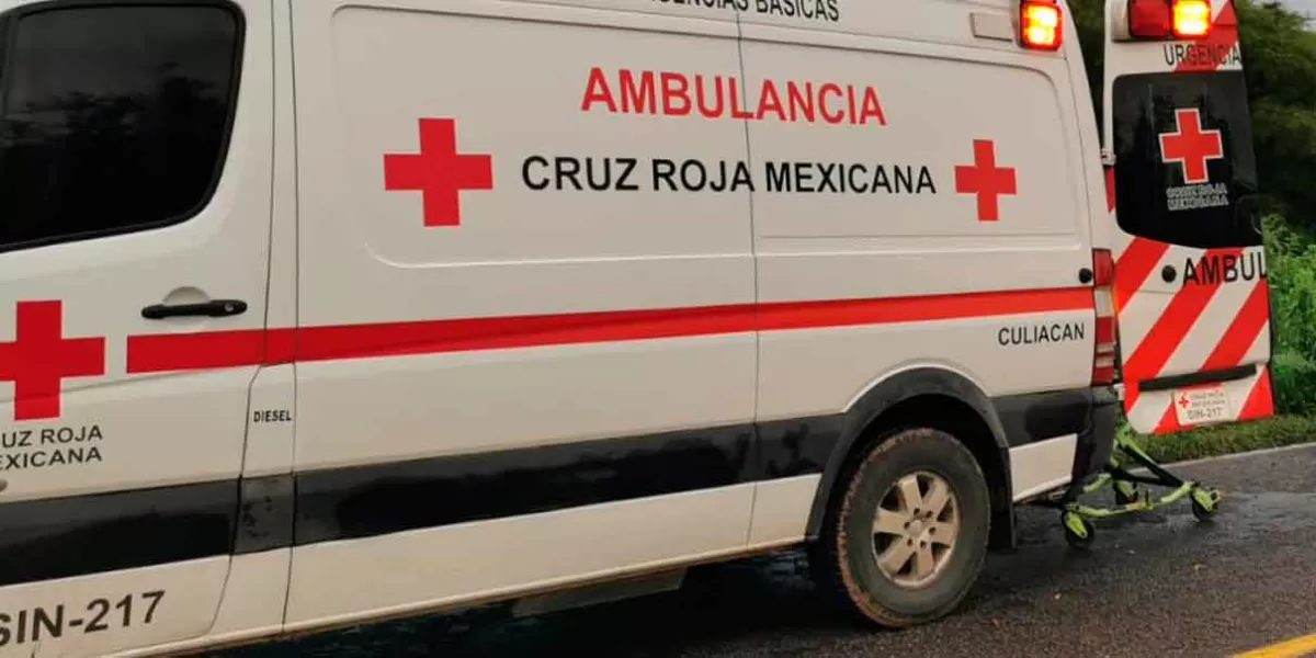 Familia salva la vida al volcar con camioneta en la Sierra Norte