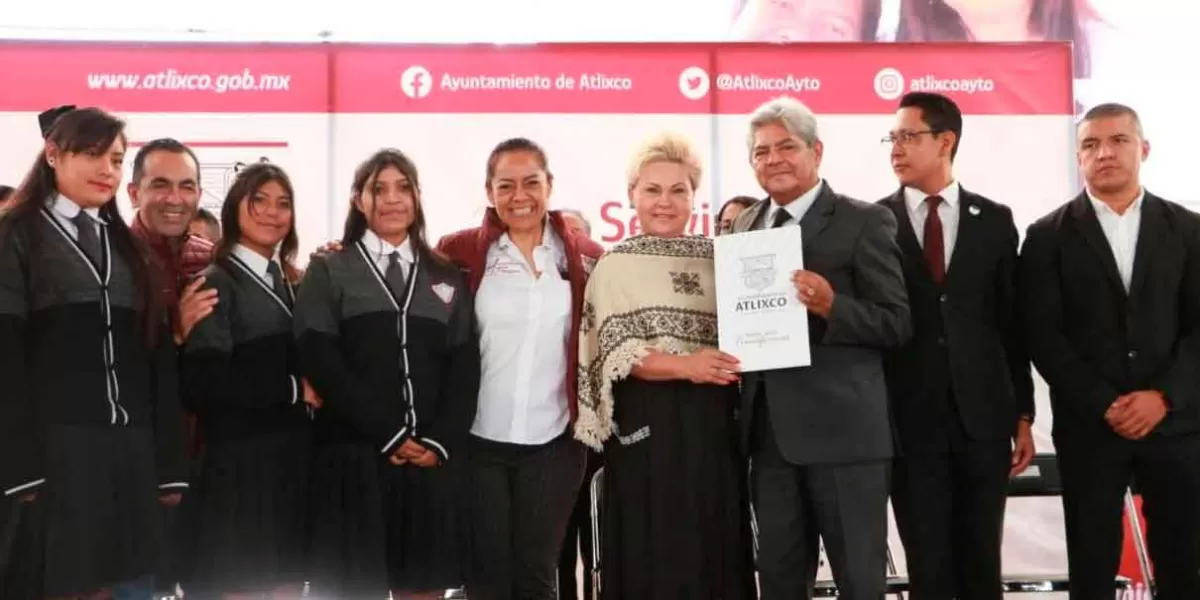 Ariadna Ayala entregó escrituras a 98 planteles escolares de Atlixco