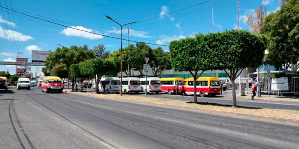 Transportistas se manifiestan por abuso de cobro de grúas en Tehuacán