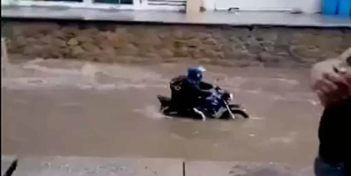 VIDEO. Motociclista vive momento de terror al ser arrastrado por la corriente de agua en Acapulco