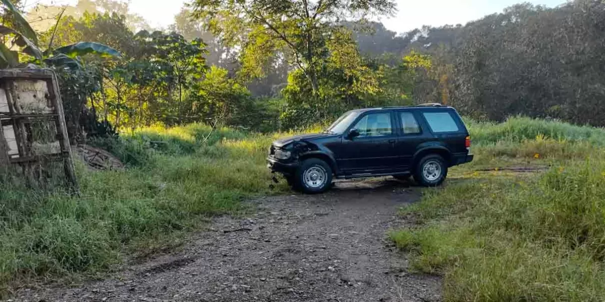 Conductor abandonó camioneta después de huir de accidente en Xicotepec