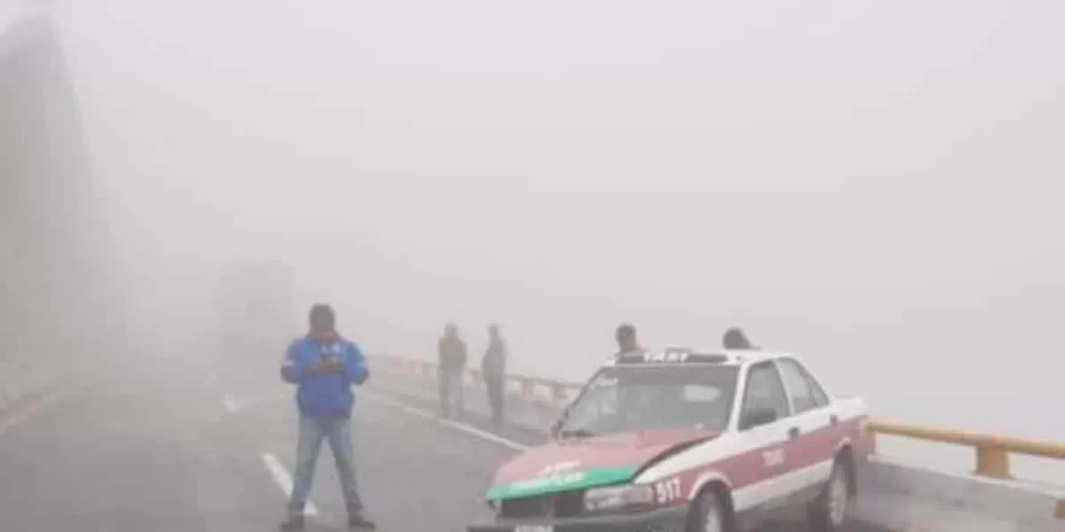 Niebla provocó encontronazo de 5 autos en la Sierra Norte; hubo 3 heridos