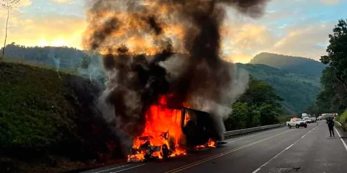 Se quemó tráiler en autopista de la Sierra Norte