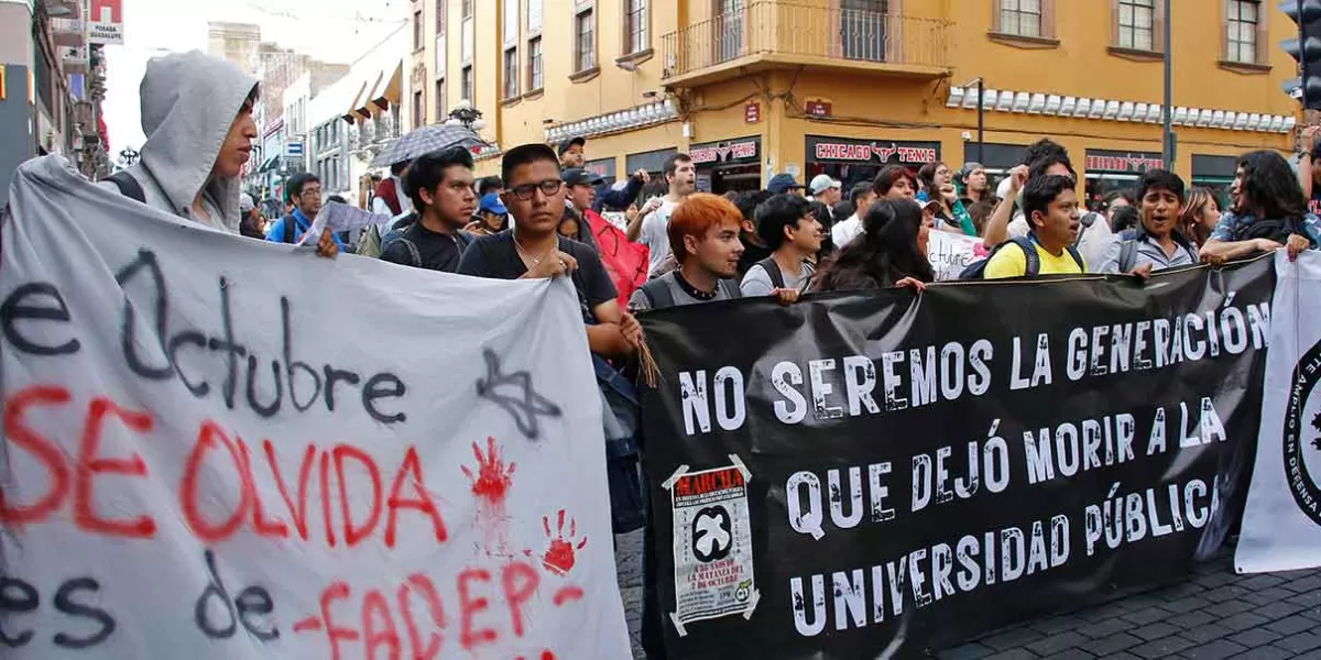 Estudiantes de la BUAP conmemora 2 de octubre y marchan por la educación pública