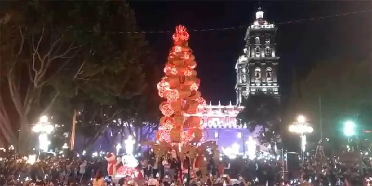 Arrancan festividades decembrinas con el encendido del Árbol de Navidad en Puebla capital