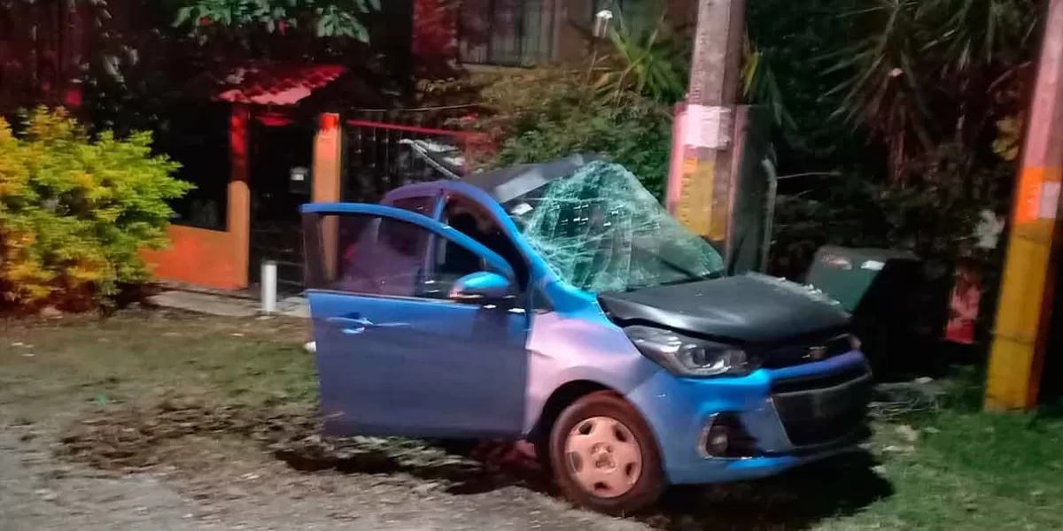 Por exceso de velocidad conductor se estrella contra poste en Xicotepec
