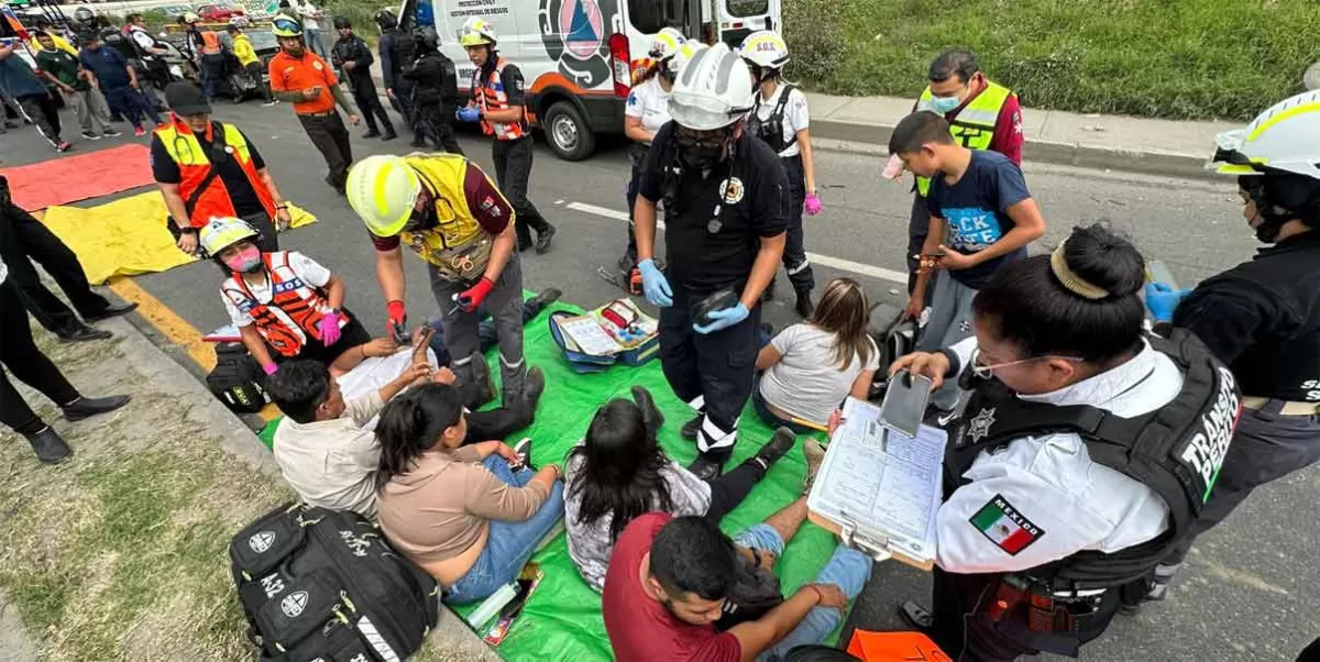 Un automóvil voló e impactó a una unidad del transporte público en la México-Puebla; 10 heridos el saldo del accidente