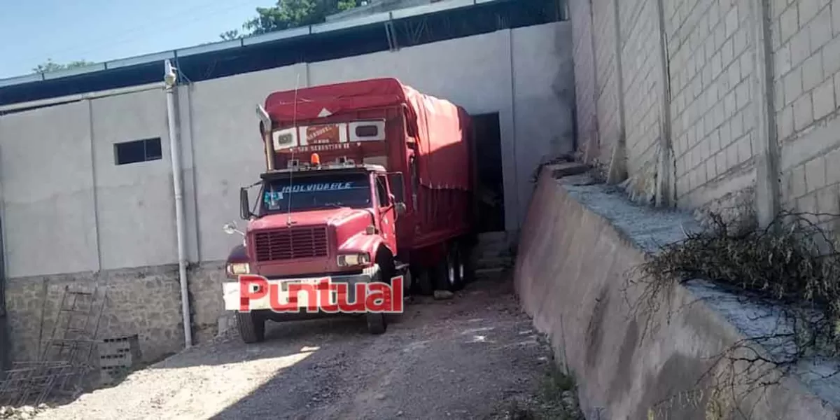 Ladrones abandonan camión en el Arco Poniente