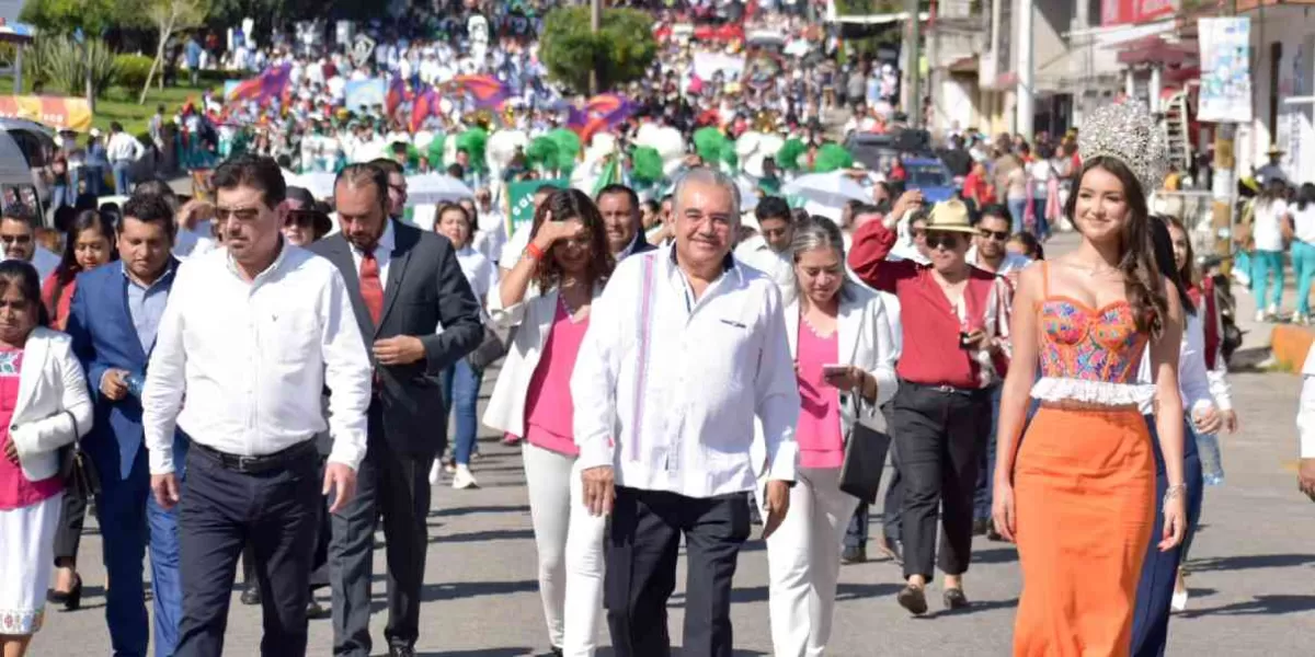 Con ceremonia y desfile Huauchinango recordó el 113 Aniversario de la Revolución Mexicana