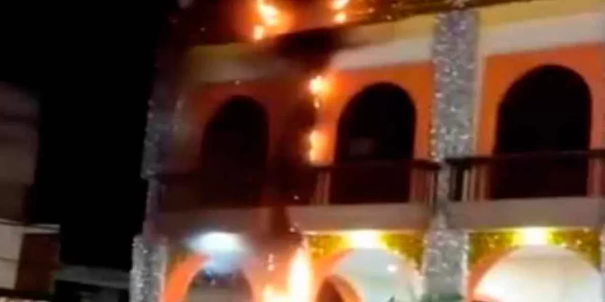 Se incendia adorno navideño del Palacio Municipal de Ajalpan
