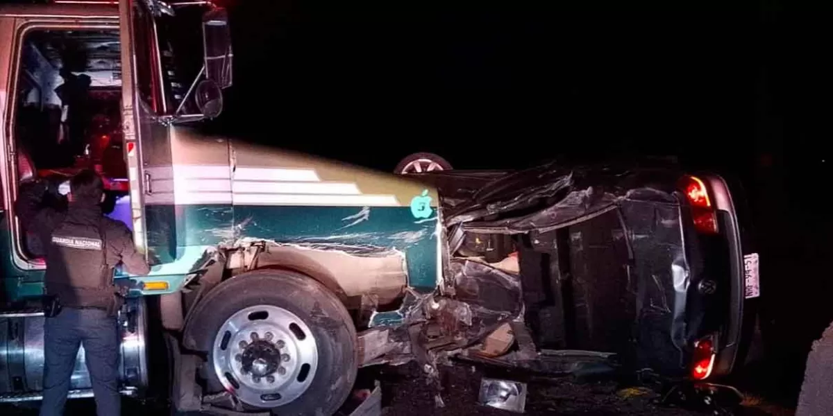 Tráiler embiste vehículo en la México-Puebla; el conductor murió