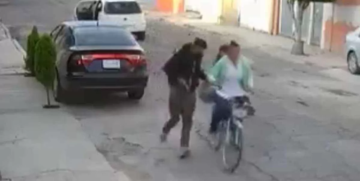 VIDEO. Madre evita que hija fuera robada por un hombre en calles del Edomex