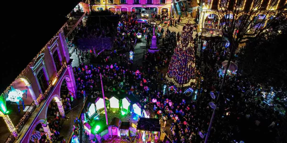 Espectacular desfile de Navidad y encendido de Árbol en Huauchinango