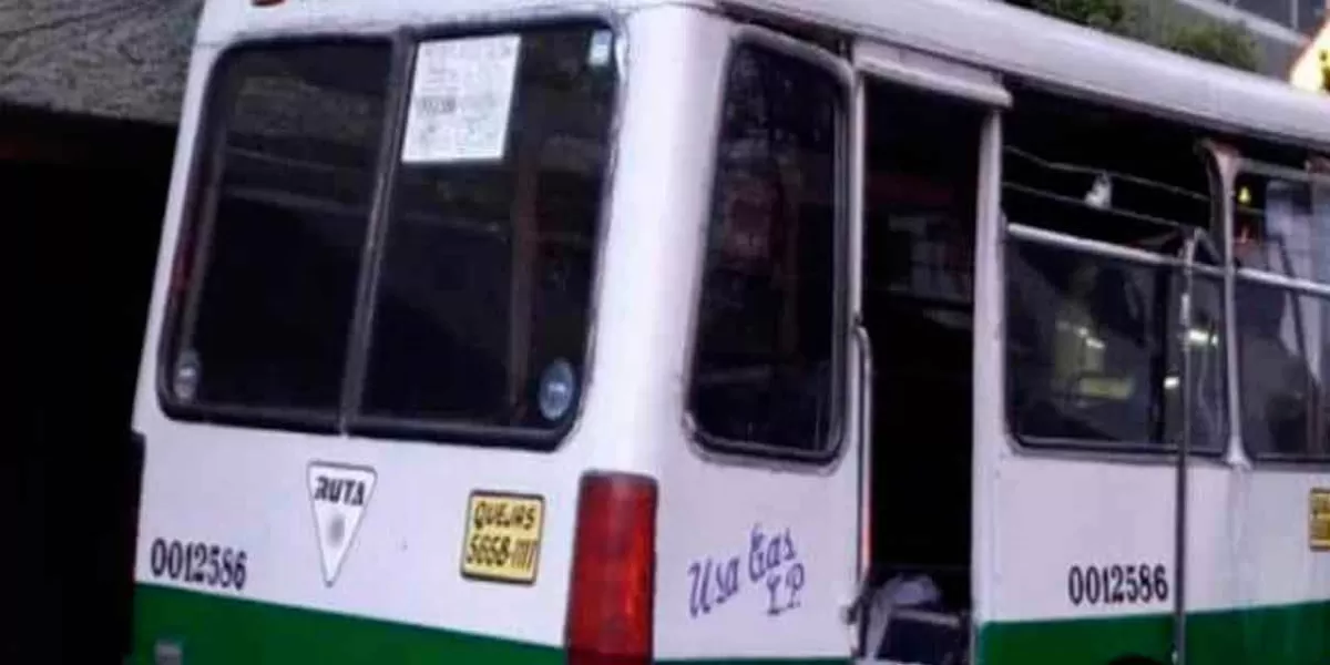 Chofer de microbús se baja para golpear salvajemente a mujer en calles de CDMX