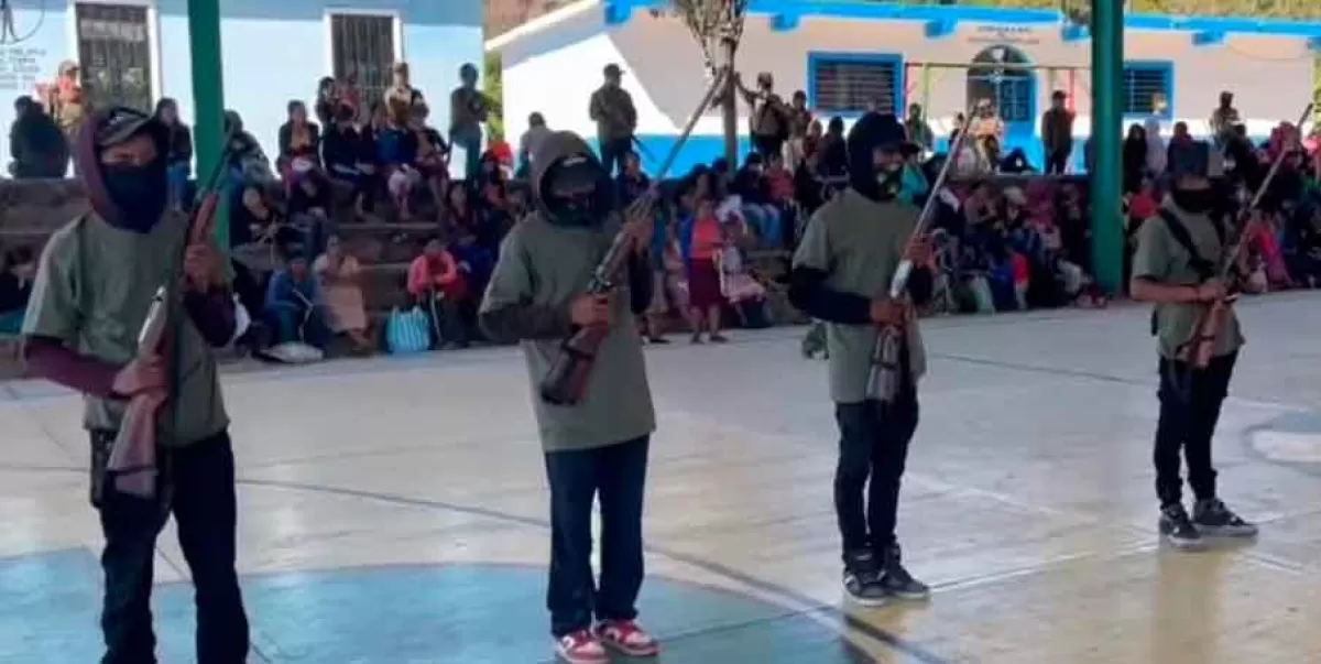 Fiscalía de Guerrero investiga a policías comunitarios que armaron a niños y los obligaron a posar