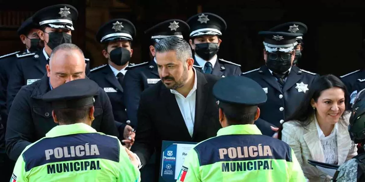 Por su valentía reconocen a cuatro policías de Puebla tras detener a asaltantes de gasolinera