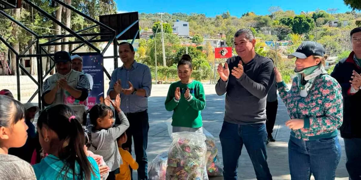 Regidores entregan más de mil juguetes a niños de El Aguacate y Los Ángeles Tetela 