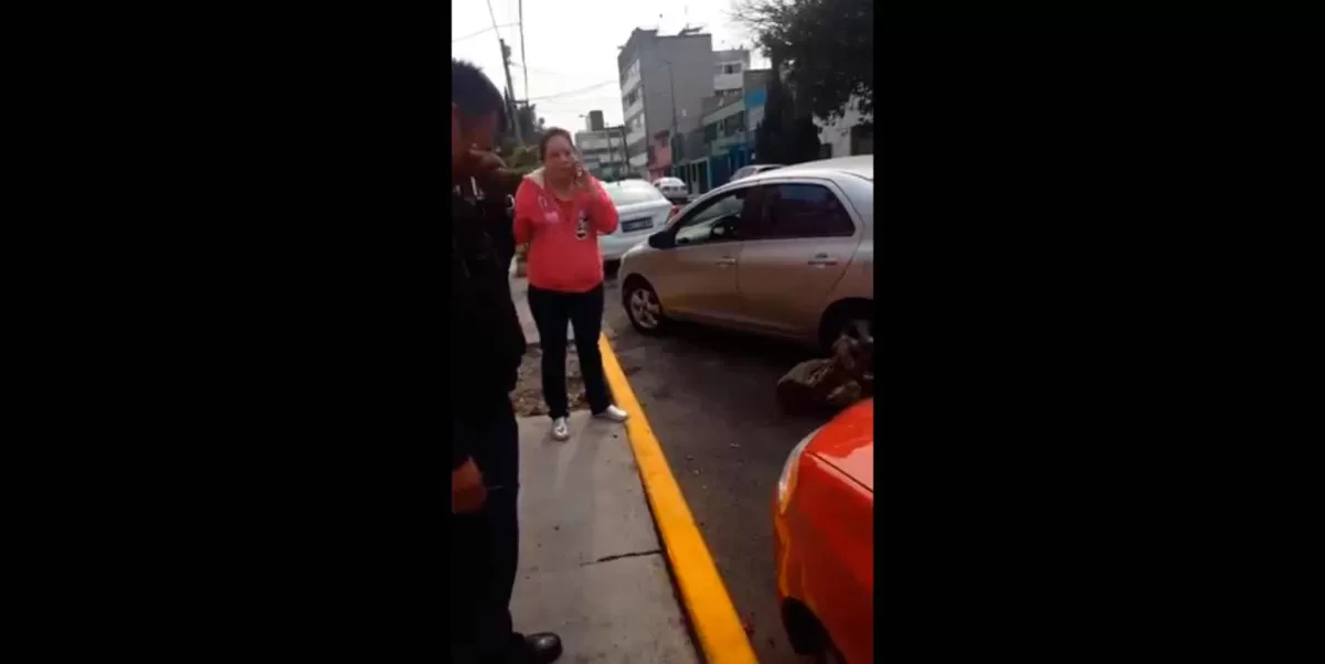 Evidencian a mujer que se cree dueña de la calle y llama a la policía para que muevan un carro