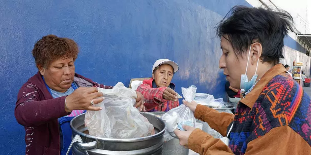Tamaleros siguen vendiendo pese a la crisis que viven familias poblanas