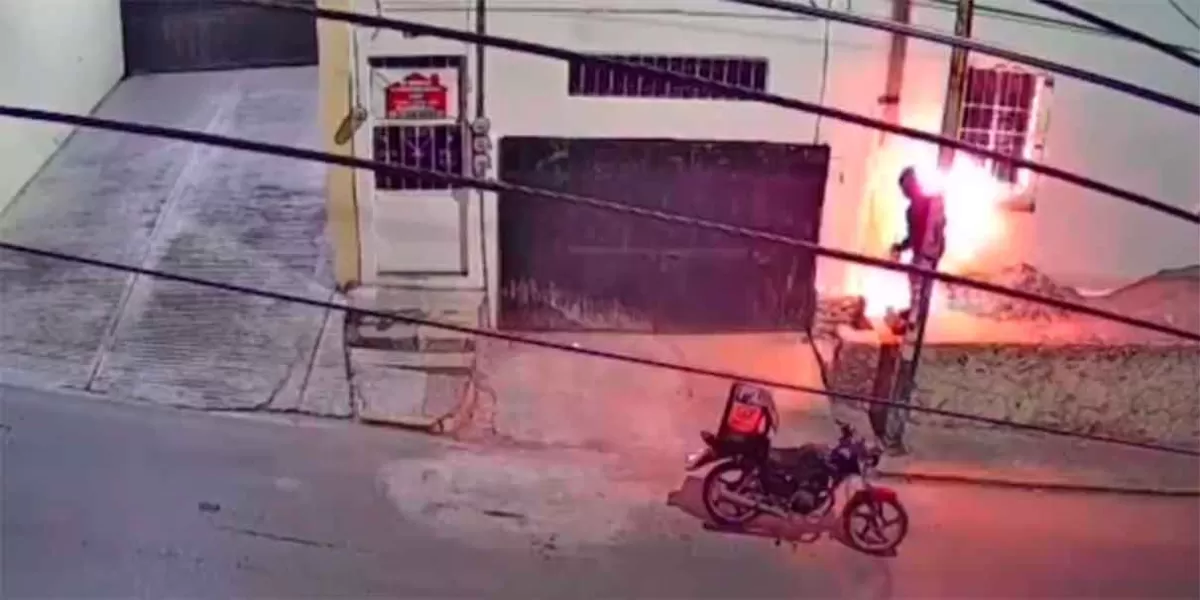 VIDE. En Cuernavaca, repartidor prende fuego a fachada de hotel en Cuernavaca 