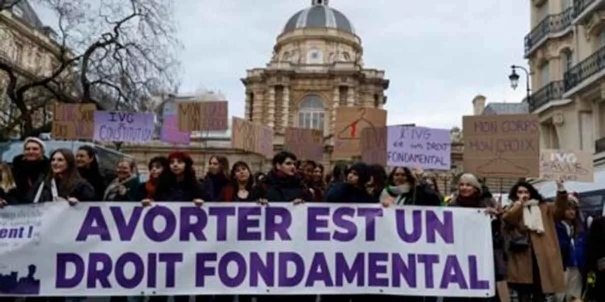 Francia inscribe el derecho al aborto en su Constitución, el primero en el mundo