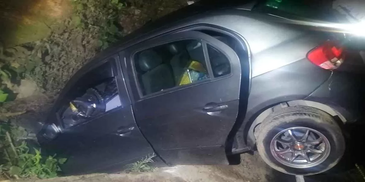 Muere conductor al salirse de la carretera en la Sierra Norte