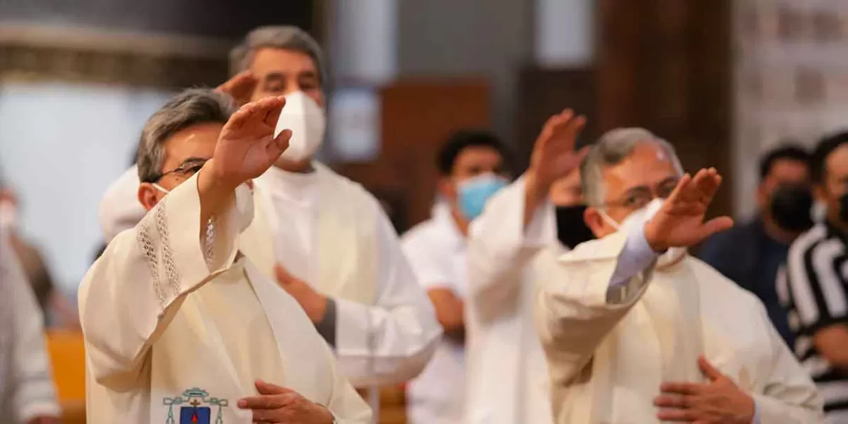 Renuevan promesas sacerdotes poblanos durante MISA CRISMAL