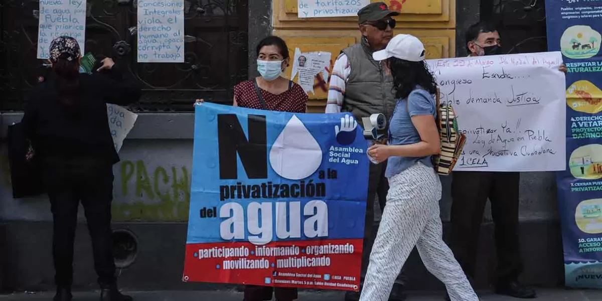 Integrantes de la Asamblea Social del Agua se manifiestan contra tarifazos en el agua