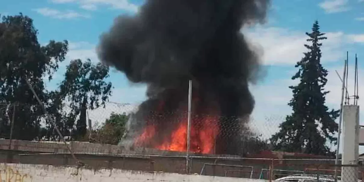 Fuego consumió terrenos baldíos y una casa en la capital poblana 