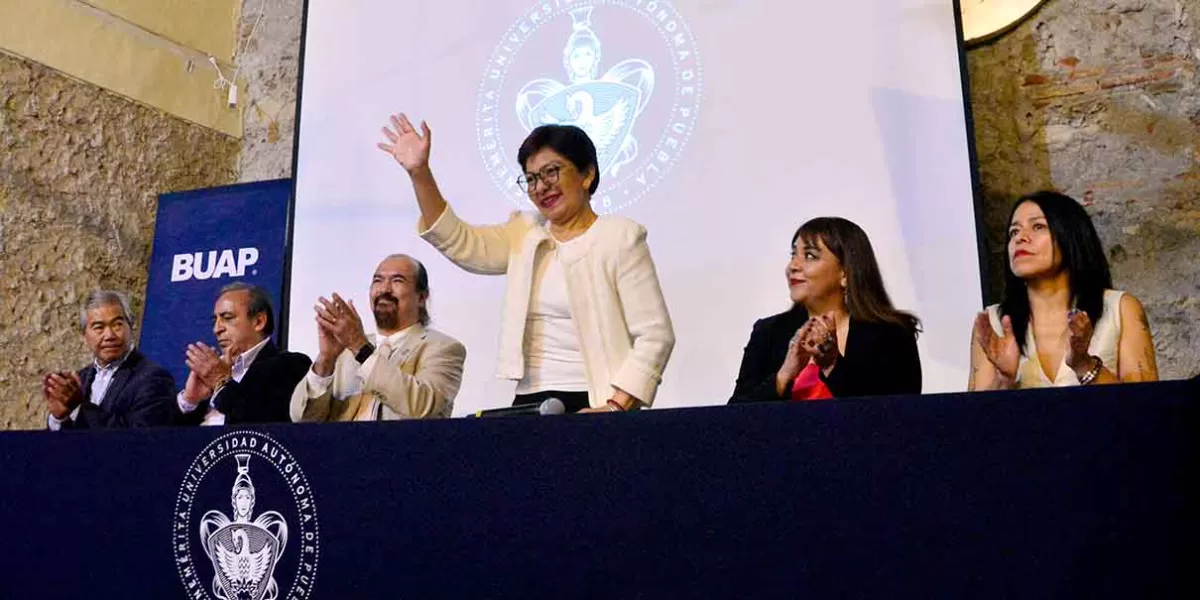 Preside la rectora Lilia Cedillo informe de labores y toma de protesta en la FFyL