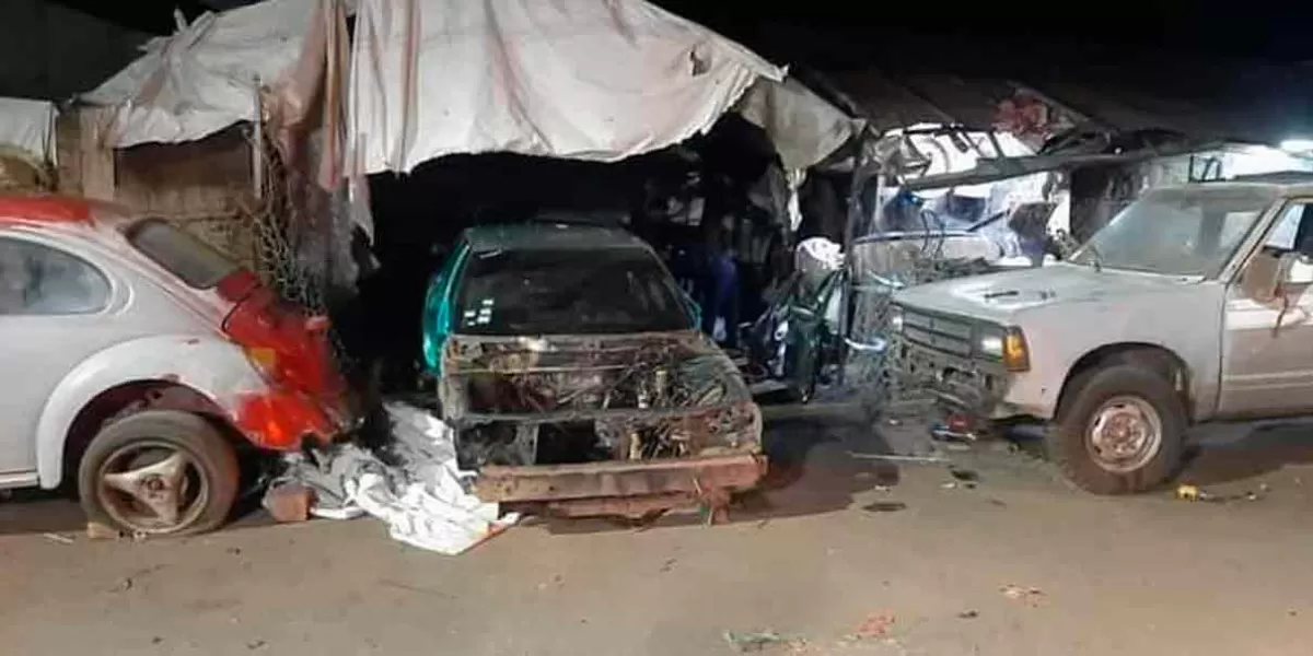 Descubren taller con autos robados en Huauchinango; hubo un detenido