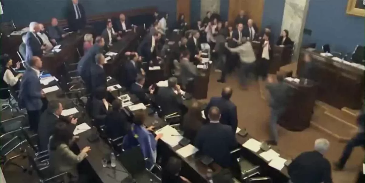 Se agarran a golpes en el parlamento de Georgia por la ley sobre “influencia extranjera”