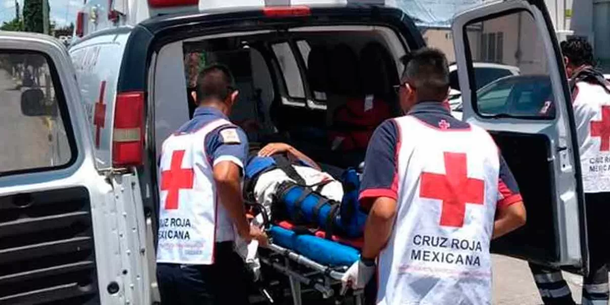 5 lesionados tras estrellarse un auto contra taxi en Tehuacán 