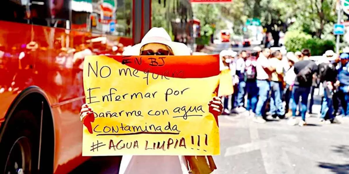 Tras olor a gasolina en agua, vecinos de Benito Juárez bloquean Insurgentes