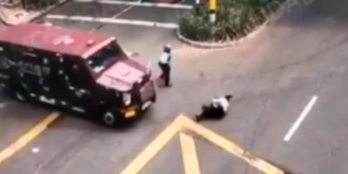 IMPACTA VIDEO de carro de valores que atropelló a dos agentes de tránsito en Medellín