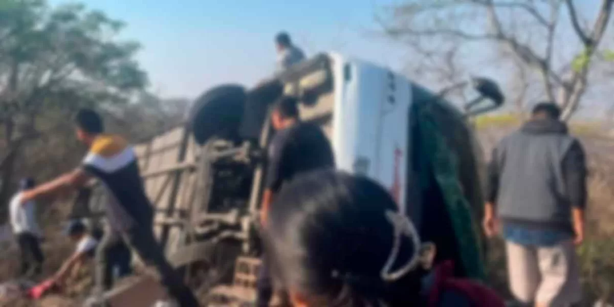 Autobús de peregrinos sufre volcadura y deja 2 fallecidos y 10 lesionados; iban a Huehuetlán