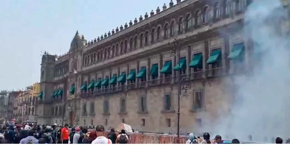 VIDEO. En Palacio Nacional, normalistas de Ayotzinapa lanzan petardos dejando 26 policías heridos