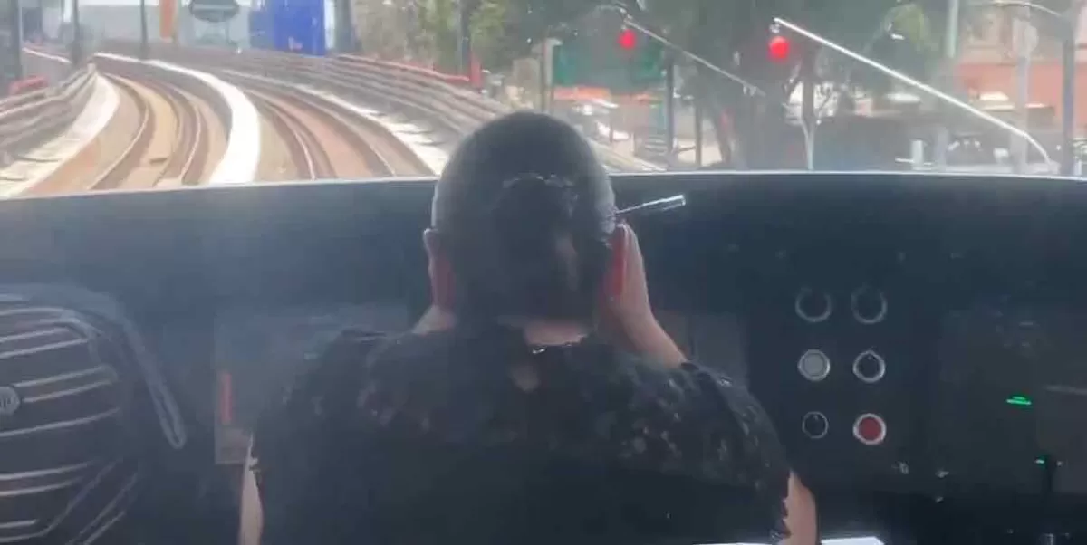 VIDEO. Graban a operadora del Metro maquillándose durante trayecto