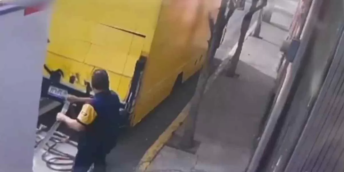 VIDEO. Captan a sujetos vaciando camioneta de paquetería que robaron en el EDOMEX