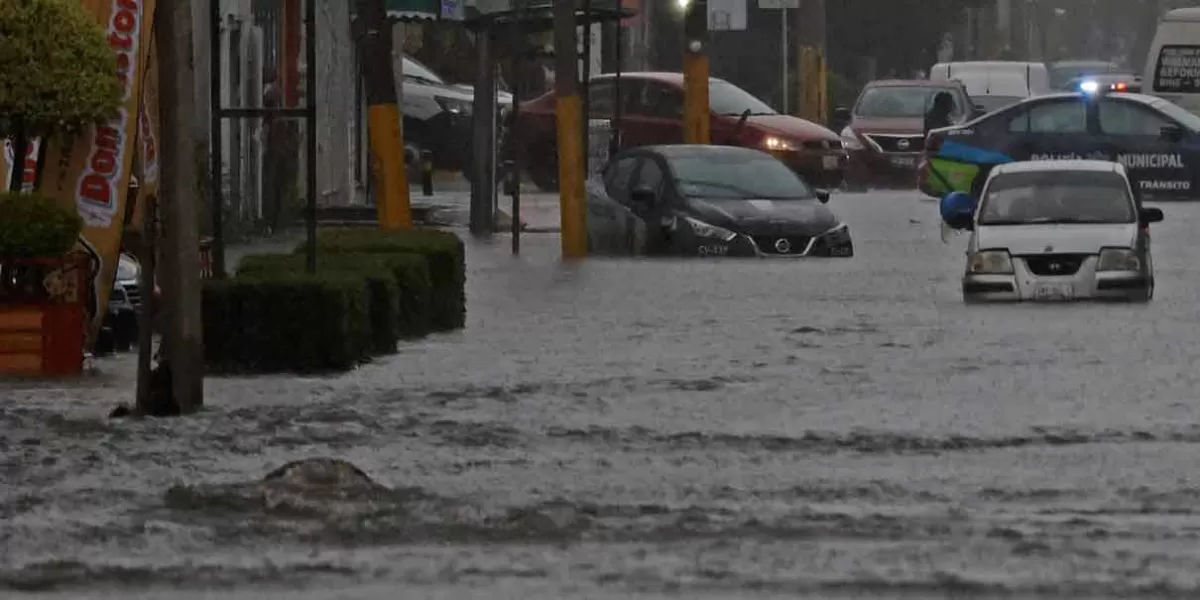 Tormenta deja inundaciones en varios puntos de la capital poblana 