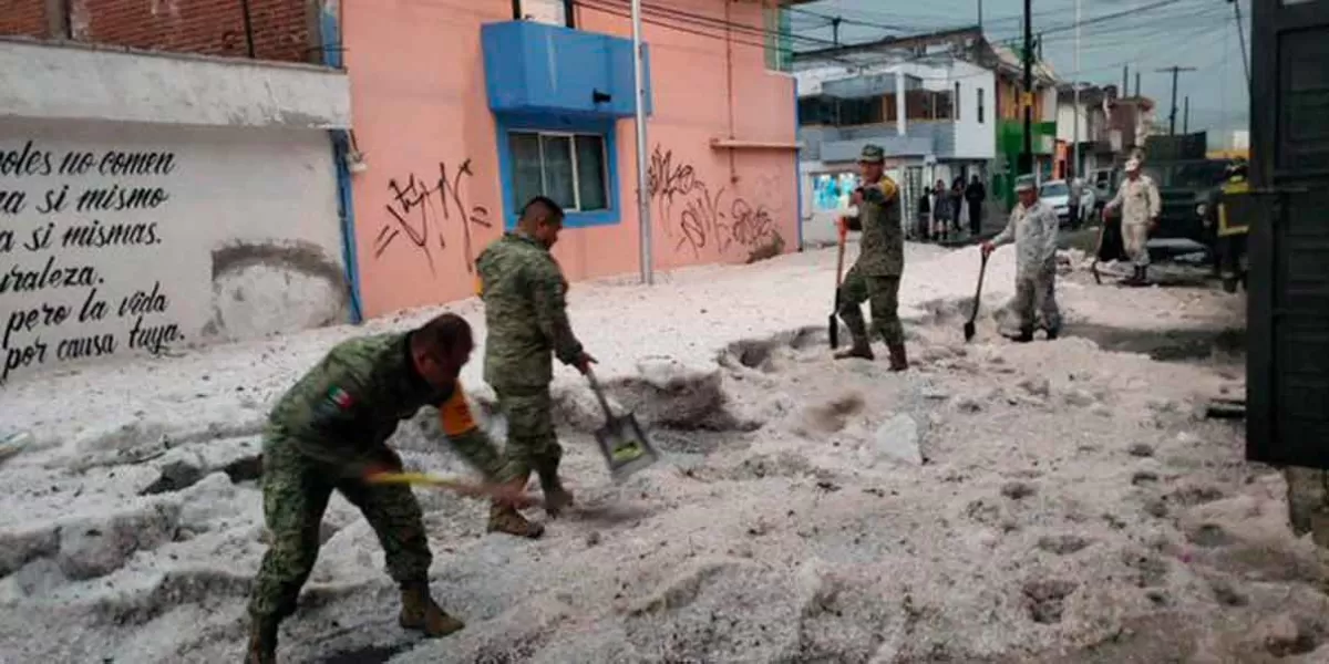 VIDEOS. Tremenda granizada y lluvia azota Puebla y sepulta calles y coches
