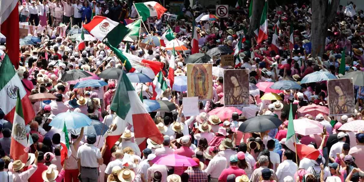 Consignas contra AMLO y Morena durante la Marea Rosa en Puebla 