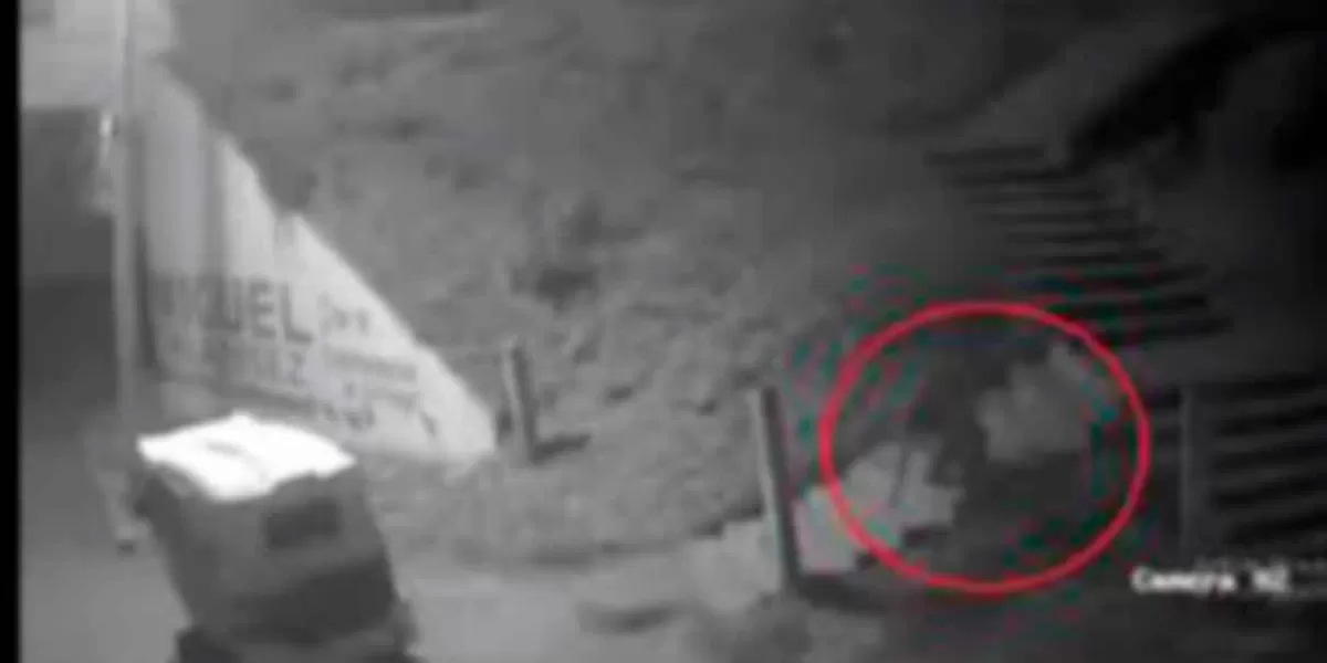 VIDEO. Mujer se arroja desde escaleras para evitar secuestro en Puebla
